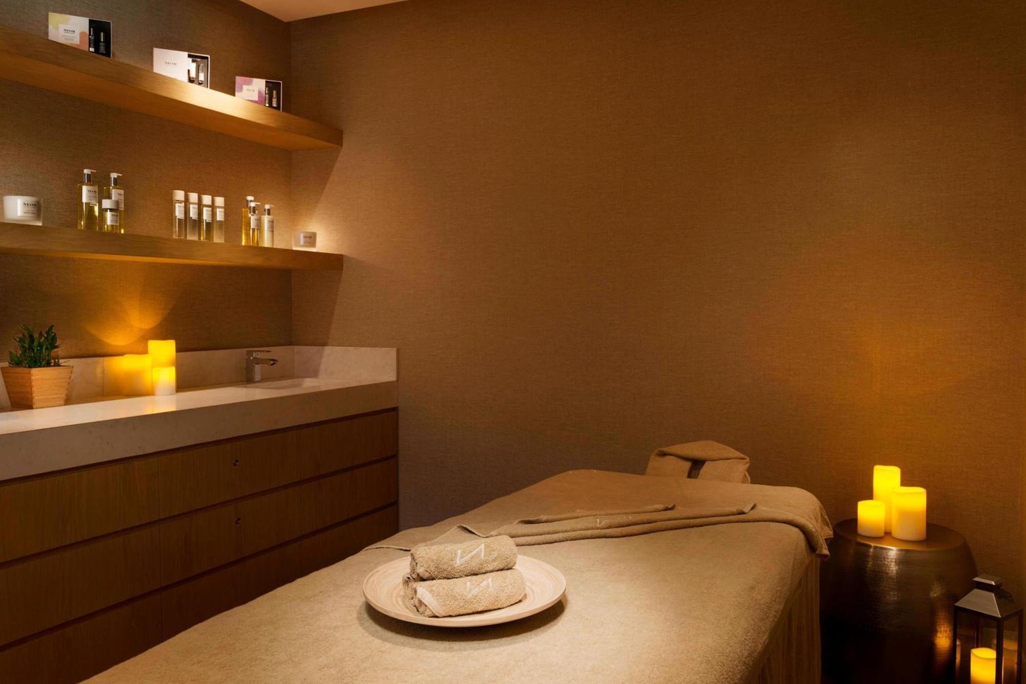 La Ville Hotel & Suites City Walk Dubai, Autograph Collection Exteriör bild A treatment room at The Spa at The Landmark
