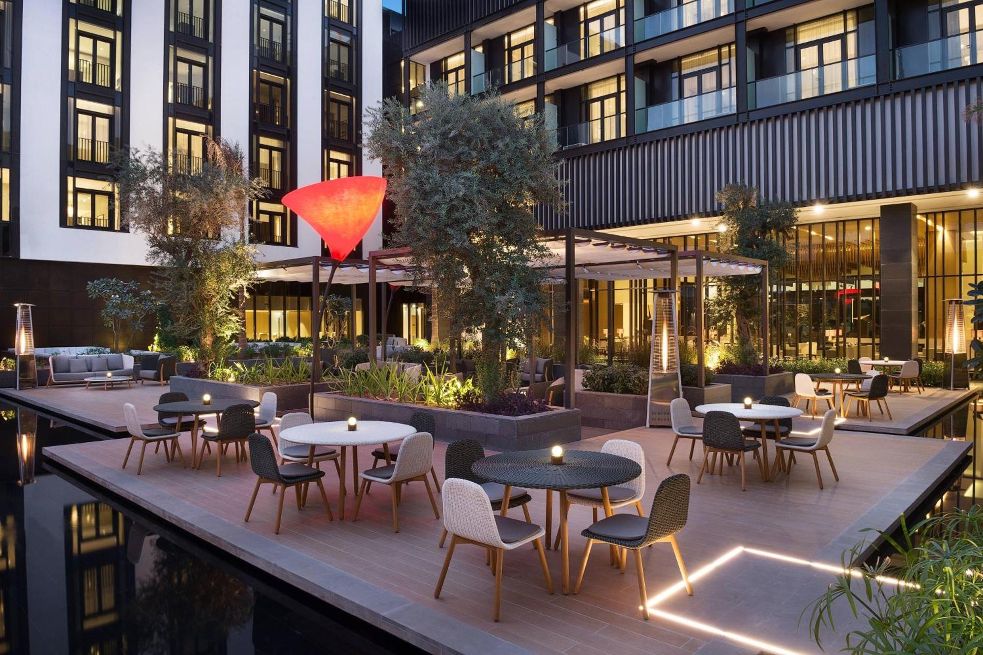 La Ville Hotel & Suites City Walk Dubai, Autograph Collection Exteriör bild The hotel's courtyard